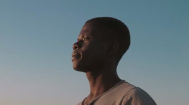 üzgün pensive africam adam gün batımı nı düşünüyor- Göç,vatan