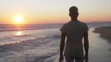 Plajda genç siyah adam