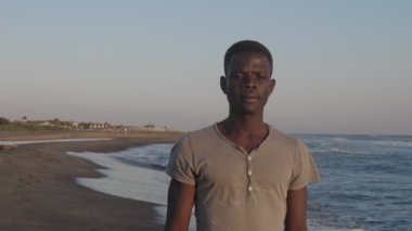 Plajda genç siyah adam
