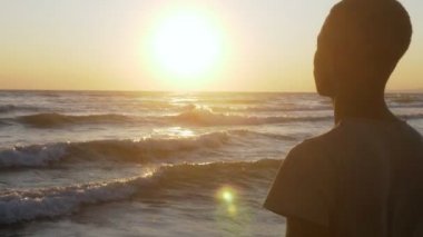 Plajda genç siyah adam