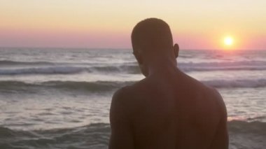 Plajda genç siyah adam