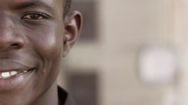 Gülümseyen mutlu genç amerikalı afrikalı adam- yarım yüz
