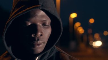 Gece şehirde genç siyah adam yakın görünüm