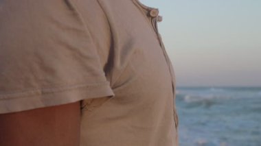 Dalgın genç Afrikalı göçmen denizdeki dalgalara bakıyor. Mülteci, Afrika