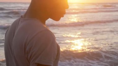 yalnız afrikalı göçmen gün batımında okyanus gözlemleme.göç, kayıp vatan 