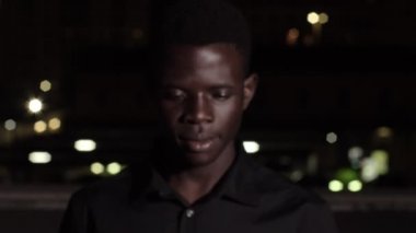 Gece şehirde genç siyah adam yakın görünüm