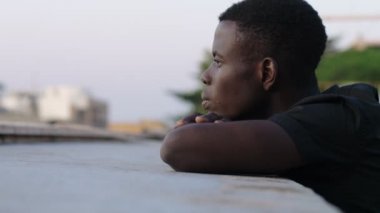 Hayal perdeli genç amerikalı afrikalı adam şehri düşünüyor
