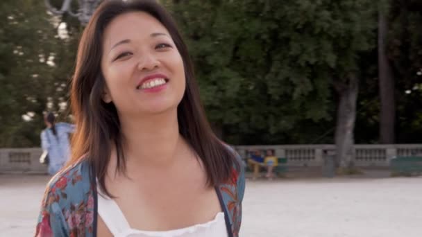 Carefrees Ευτυχισμένος Ασιάτης Ισσα Γυναίκα Χαμογελά Στην Κάμερα Εξωτερική Αργή — Αρχείο Βίντεο