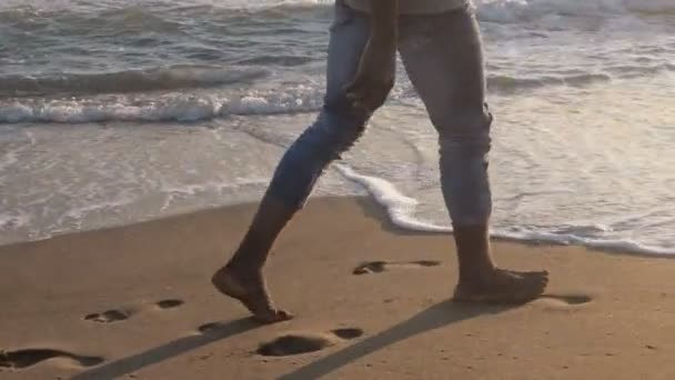 Jambes Homme Africain Marchant Sur Plage Coucher Soleil Paix Nature — Video