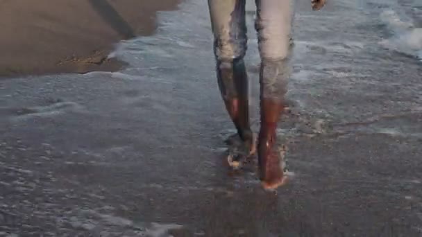 Piedi Nudi Dei Migranti Africani Neri Che Camminano Sulla Spiaggia — Video Stock