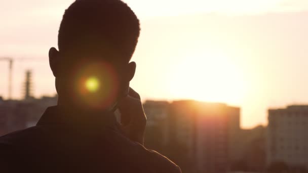 Jonge Zwarte Man Praten Door Telefoon Overweegt Zonsondergang Stad — Stockvideo