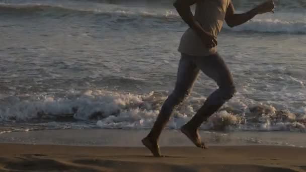 在日落时分在沙滩上奔跑 — 图库视频影像
