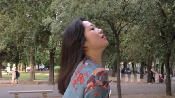 Zamyślony Zmysłowy Asian Kobieta Chodzenie Parku Slow Motion — Wideo stockowe