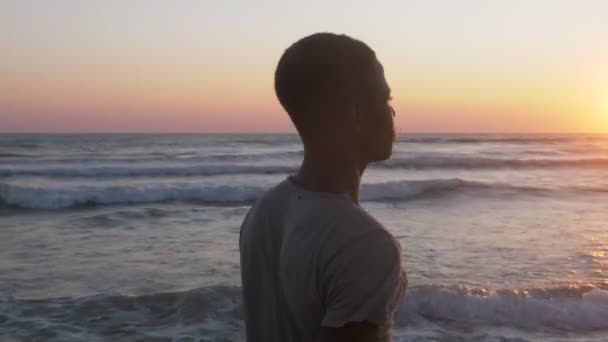 Joven Hombre Negro Playa — Vídeo de stock