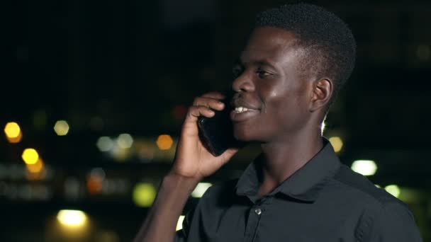 Yakışıklı Genç Afrikalı Adam Şehir Gece Telefonla Konuşuyor — Stok video