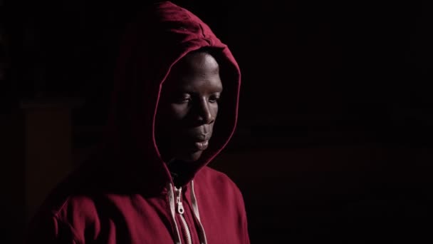 Triste Deprimido Encapuchado Joven Negro Africano Hombre Oscuridad — Vídeos de Stock