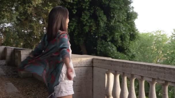 Gioia Felicità Fratellanza Felice Donna Cinese Che Gira Nel Parco — Video Stock