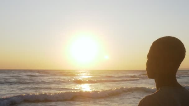 Jovem Homem Negro Praia — Vídeo de Stock