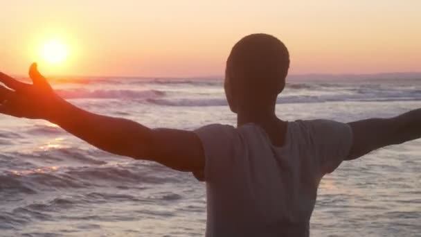Joven Hombre Negro Playa — Vídeo de stock