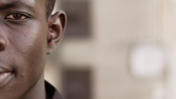 Sério Orgulhoso Jovem Afro Americano Olhando Para Câmera Livre Metade — Vídeo de Stock