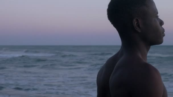 Pensiv Tânăr African Pietre Goale Contemplă Orizonta Africa Patrie — Videoclip de stoc