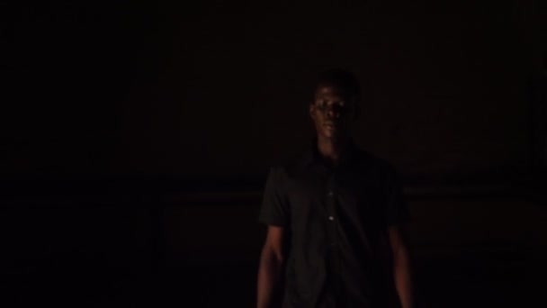 Close Θέα Του Νεαρού Μαύρου Άντρα Στην Πόλη Νύχτα — Αρχείο Βίντεο