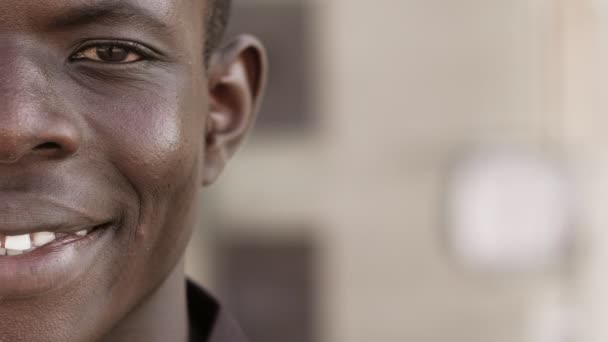 Χαμογελαστός Ευτυχισμένος Νέος Αμερικανός Αφρικανός Άνθρωπος Μισό Πρόσωπο — Αρχείο Βίντεο
