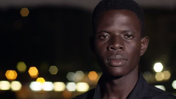 Close Θέα Του Νεαρού Μαύρου Άντρα Στην Πόλη Νύχτα — Αρχείο Βίντεο
