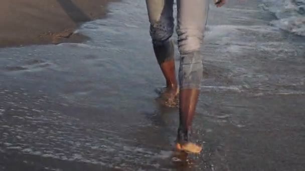 Piernas Hombre Negro Caminando Playa Atardecer Cámara Lenta — Vídeo de stock