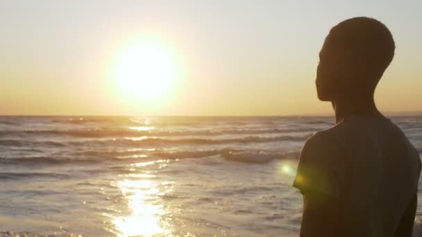 Chybí Afrika Osamělý Smutný Sen Mladé Africké Migrující Straně Pláži — Stock video