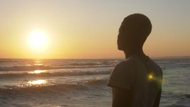 Homem Africano Negro Pensativo Sozinho Praia Pensando África — Vídeo de Stock