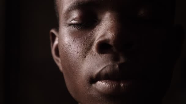 夜の街で若い黒人男性のクローズアップビュー — ストック動画