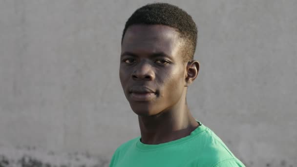 Гордый Серьезный Молодой Американец Афроамериканец Поворачивается Смотрит Камеру — стоковое видео