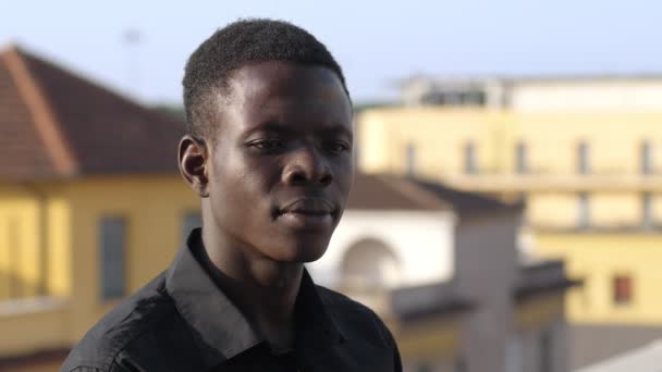 Jeune Homme Afro Américain Pensif Sur Toit Levant Les Yeux — Video