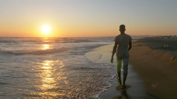 Migrante Africano Caminhando Sozinho Praia Pôr Sol — Vídeo de Stock