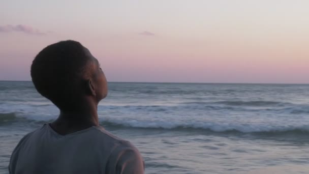 Bön Tro Gud Ung Afrikansk Man Stranden Ber Tittar Himlen — Stockvideo