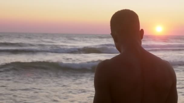Déprimé Noir Migrant Silhouette Penser Afrique Coucher Soleil Sur Plage — Video