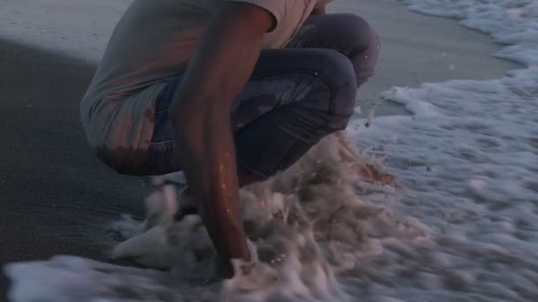 Uomo Nero Inchinò Sulla Vasca Bagno Toccando Sabbia Madre Terra — Video Stock