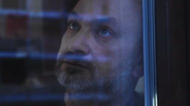 endişeler, endişeler, sorunlar üzerinde yakın. Pencerenin arkasında Düşünceli endişeli olgun adam.