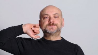 pinkies ile kulaklarını doldurur komik ve esprili adam portresi