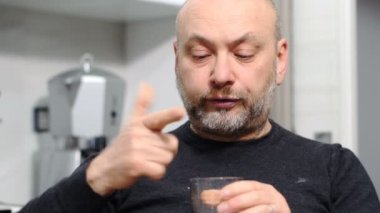 komedi sahneleri portresi.komik olgun adam bira şaka içme