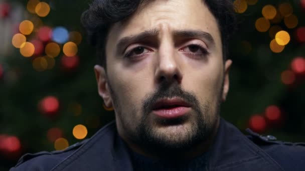 Nahaufnahme Von Nervösem Traurigen Jungen Mann Aus Lateinamerika Weihnachten — Stockvideo