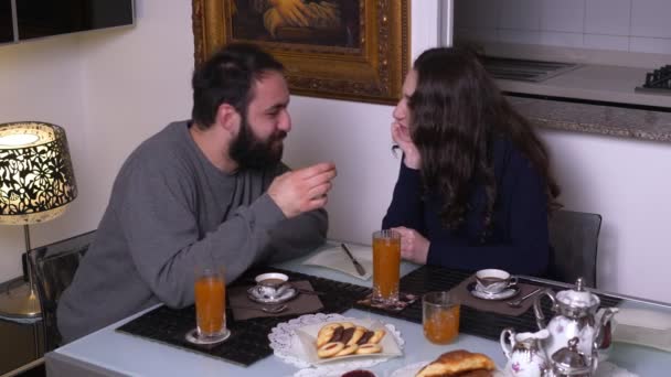 Porträtt Lyckligt Leende Ungt Par Som Chattar Frukost — Stockvideo