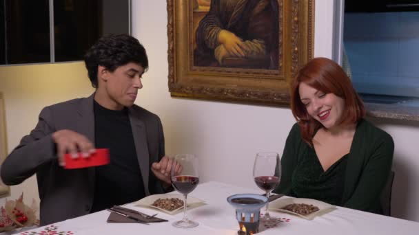 Retrato Cena Romántica Para Lovers Boyfriend Hermoso Collar Novia — Vídeo de stock