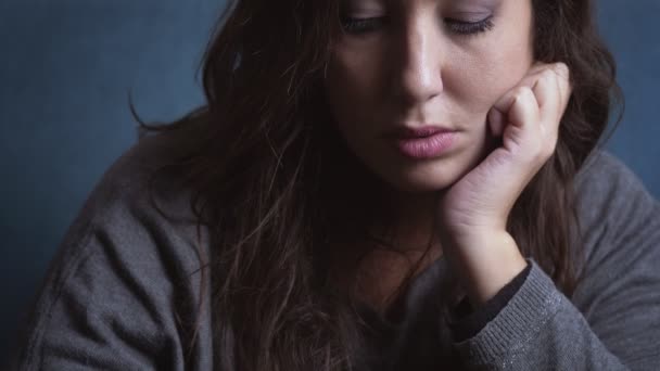 Retrato Triste Mulher Solitária Pensiva Saqueando Câmera Indoor — Vídeo de Stock