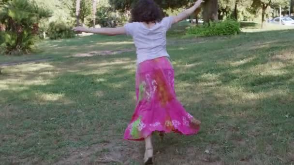 Retrato Verão Liberdade Felicidade Feliz Sorrindo Mulher Correndo Parque — Vídeo de Stock