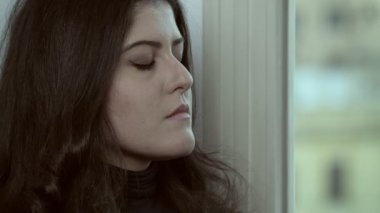 yalnızlık portresi, depresyon. pencerede üzgün Genç kadın düşünme