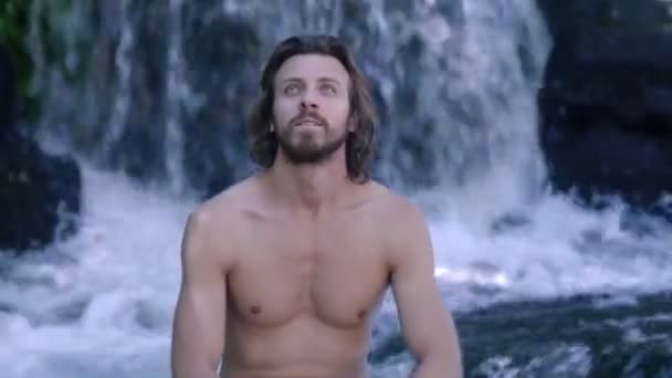 Portret Van Aantrekkelijke Man Overweegt Watervallen Natuur Vrede Sereniteit — Stockvideo