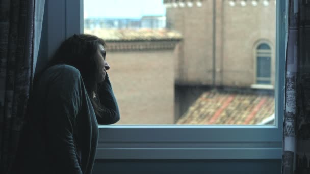 Porträt Einer Gestressten Nachdenklichen Jungen Frau Die Fenster Denkt — Stockvideo