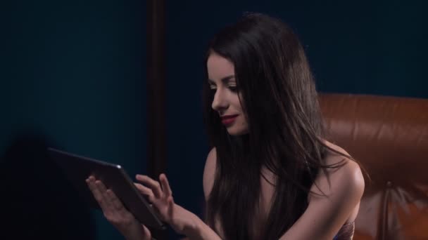 Retrato Bela Jovem Mulher Usando Tablet Digital Sentado Poltrona — Vídeo de Stock